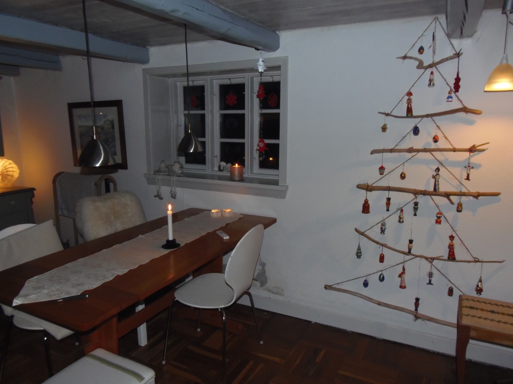 alternatieve kerstboom van takken stokken aangespoeld gejut hout